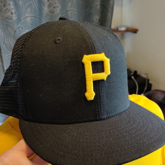 MLB Pirates hat and shirt - Picture 2 of 6